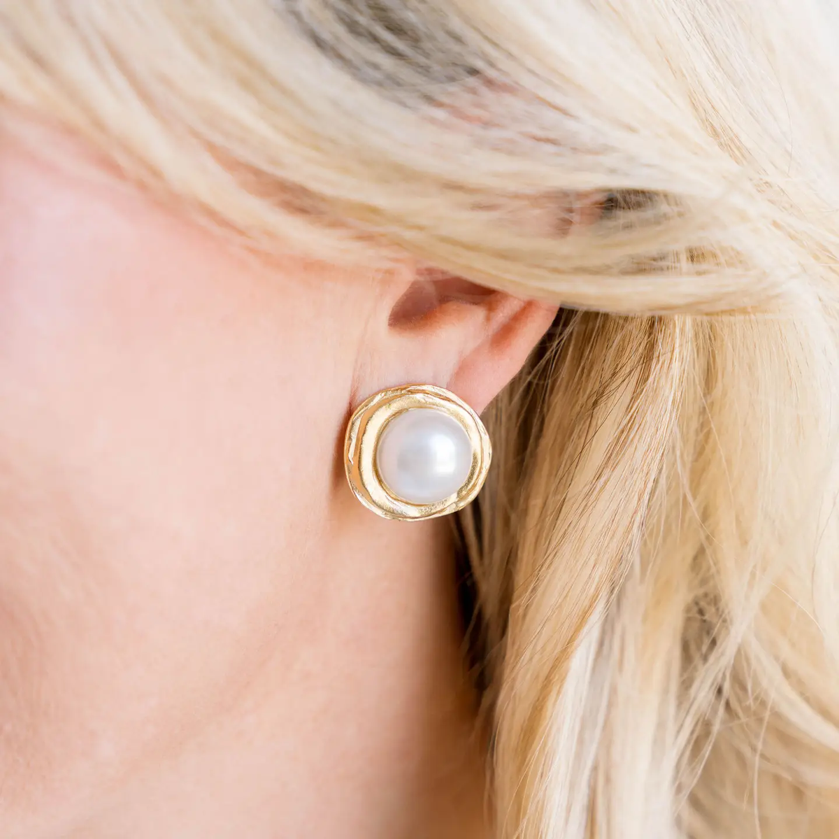 Classic Pearl Cab Studs, Gold